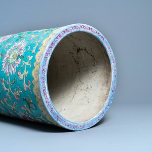 A large Chinese famille rose cylindrical vase with applied lotus scrolls, Jiaqing/Daoguang — 照片 8