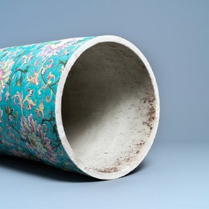 A large Chinese famille rose cylindrical vase with applied lotus scrolls, Jiaqing/Daoguang — 照片 9