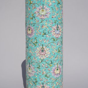 A large Chinese famille rose cylindrical vase with applied lotus scrolls, Jiaqing/Daoguang — 照片 10