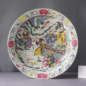 A large Chinese famille rose 'deer hunt' dish, Yongzheng — photo 3