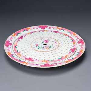 A large Chinese famille rose dish and strainer with floral design, Qianlong — 照片 2