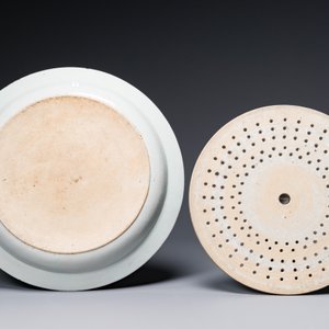 A large Chinese famille rose dish and strainer with floral design, Qianlong — 照片 4