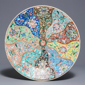 A large Chinese famille rose dish, Qianlong mark, 19th C. — 照片 1