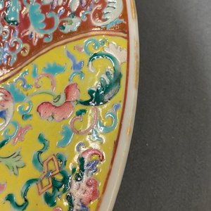 A large Chinese famille rose dish, Qianlong mark, 19th C. — 照片 5