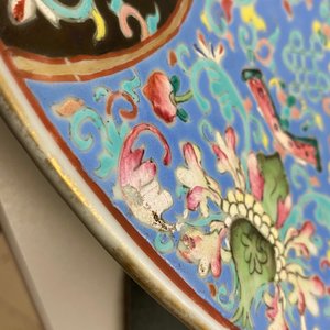 A large Chinese famille rose dish, Qianlong mark, 19th C. — 照片 6