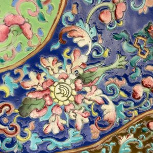 A large Chinese famille rose dish, Qianlong mark, 19th C. — 照片 7