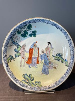 A large Chinese famille rose dish, Qianlong mark, Republic — 照片 1
