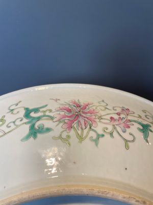 A large Chinese famille rose dish, Qianlong mark, Republic — 照片 12