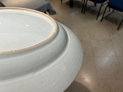 A large Chinese famille rose dish with a temple scene and eight immortals on the rim, Yongzheng — 照片 11
