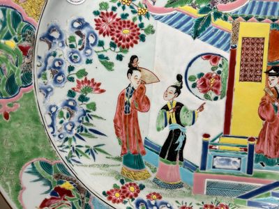 A large Chinese famille rose dish with a temple scene and eight immortals on the rim, Yongzheng — 照片 2