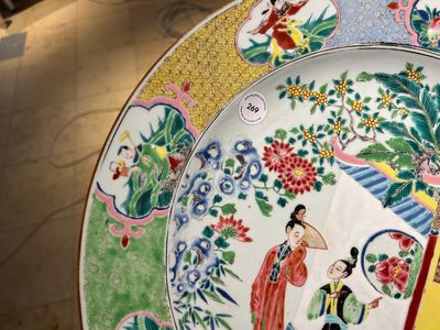 A large Chinese famille rose dish with a temple scene and eight immortals on the rim, Yongzheng — 照片 7