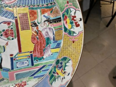 A large Chinese famille rose dish with a temple scene and eight immortals on the rim, Yongzheng — 照片 8