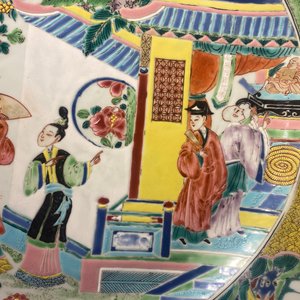 A large Chinese famille rose dish with figures in front of a temple, Yongzheng — photo 17