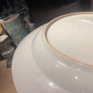 A large Chinese famille rose dish with figures in front of a temple, Yongzheng — photo 18
