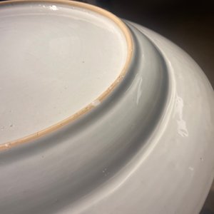 A large Chinese famille rose dish with figures in front of a temple, Yongzheng — photo 20