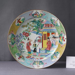 A large Chinese famille rose dish with figures in front of a temple, Yongzheng — photo 3