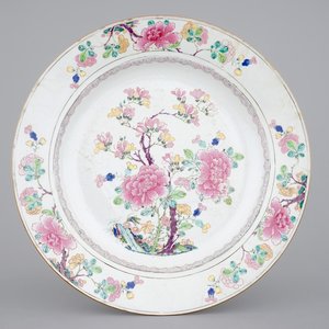 A large Chinese famille rose dish with fine flowers, Yongzheng, 1722-1735 — photo 1