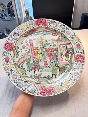 A large Chinese famille rose dish with narrative design, 19th C. — foto 1
