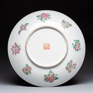 A large Chinese famille rose dish with narrative design, Jiaqing mark, 20th C. — photo 2