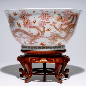 A large Chinese famille rose "dragon" bowl on a wooden stand, 20th C. — photo 4