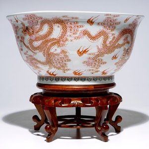 A large Chinese famille rose "dragon" bowl on a wooden stand, 20th C. — photo 5