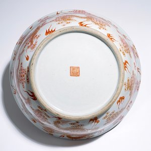 A large Chinese famille rose "dragon" bowl on a wooden stand, 20th C. — photo 7
