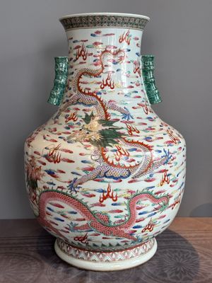 A large Chinese famille rose 'dragon' 'hu' vase, 19/20th C. — photo 1