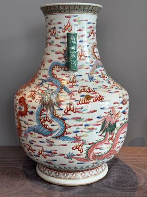A large Chinese famille rose 'dragon' 'hu' vase, 19/20th C. — photo 2