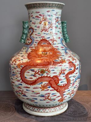 A large Chinese famille rose 'dragon' 'hu' vase, 19/20th C. — photo 3
