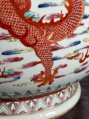 A large Chinese famille rose 'dragon' 'hu' vase, 19/20th C. — photo 10