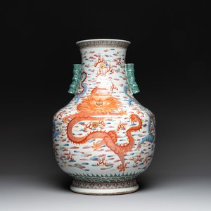 A large Chinese famille rose 'dragon' 'hu' vase, 19/20th C. — photo 1