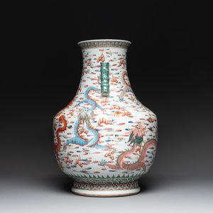 A large Chinese famille rose 'dragon' 'hu' vase, 19/20th C. — photo 2