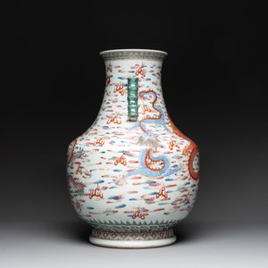 A large Chinese famille rose 'dragon' 'hu' vase, 19/20th C. — photo 4
