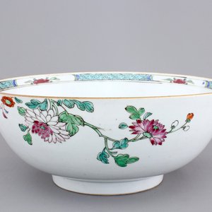 A large Chinese famille rose export porcelain bowl, Qianlong, 18th C. — photo 1
