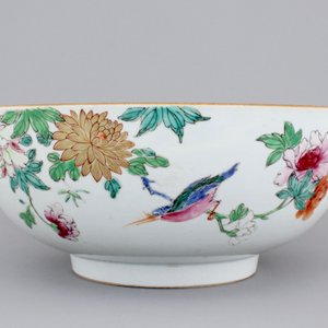 A large Chinese famille rose export porcelain bowl, Qianlong, 18th C. — photo 2