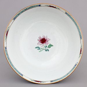 A large Chinese famille rose export porcelain bowl, Qianlong, 18th C. — photo 3