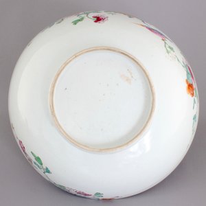 A large Chinese famille rose export porcelain bowl, Qianlong, 18th C. — photo 4