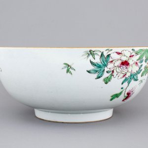 A large Chinese famille rose export porcelain bowl, Qianlong, 18th C. — photo 5