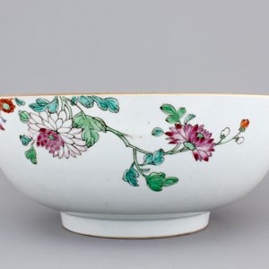 A large Chinese famille rose export porcelain bowl, Qianlong, 18th C. — photo 6