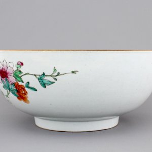 A large Chinese famille rose export porcelain bowl, Qianlong, 18th C. — photo 7