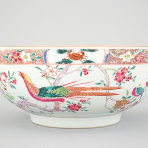 A large Chinese famille rose export porcelain bowl with pheasants, Qianlong, 18th C. — foto 1