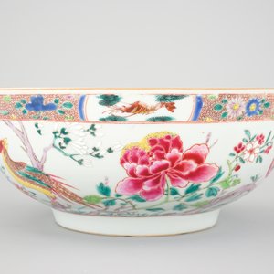 A large Chinese famille rose export porcelain bowl with pheasants, Qianlong, 18th C. — foto 2
