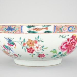 A large Chinese famille rose export porcelain bowl with pheasants, Qianlong, 18th C. — foto 3