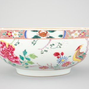 A large Chinese famille rose export porcelain bowl with pheasants, Qianlong, 18th C. — foto 4