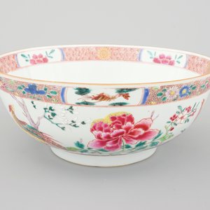 A large Chinese famille rose export porcelain bowl with pheasants, Qianlong, 18th C. — foto 5