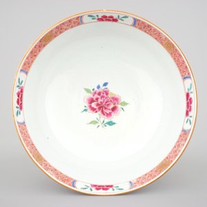 A large Chinese famille rose export porcelain bowl with pheasants, Qianlong, 18th C. — foto 6