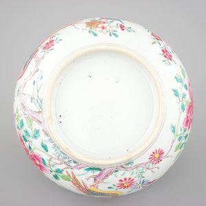 A large Chinese famille rose export porcelain bowl with pheasants, Qianlong, 18th C. — foto 7