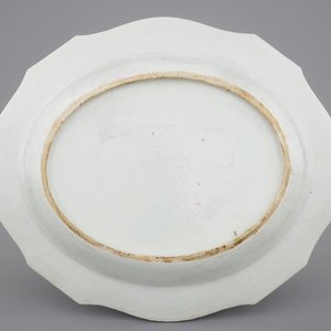 A large Chinese famille rose export porcelain dish, Qianlong, 18th C. — 照片 3