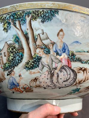 A large Chinese famille rose export porcelain 'European subject' bowl, Qianlong — photo 11