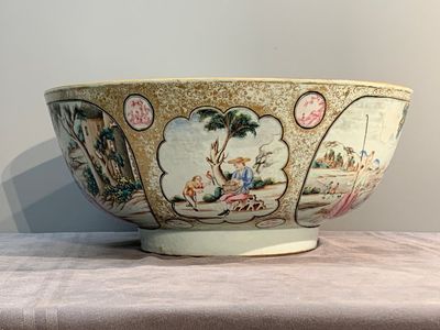 A large Chinese famille rose export porcelain 'European subject' bowl, Qianlong — photo 2